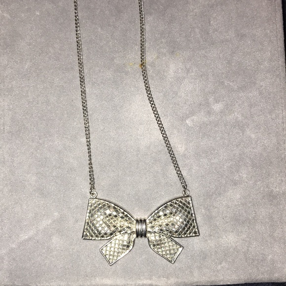 Costume silver bow necklace - Picture 4 of 5